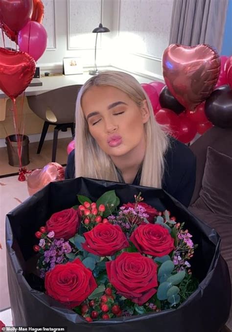 Love Islands Tommy Fury Surprises Molly Mae Hague With Extravagant Valentines Day Daily Mail