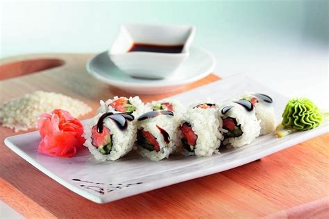 Impellicolate il makisu e stendetelo su un piano 2; Uramaki roll - Przepis - Smakowity.pl