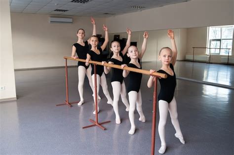 Las Niñas Participan En La Coreografía En La Clase De Ballet Foto