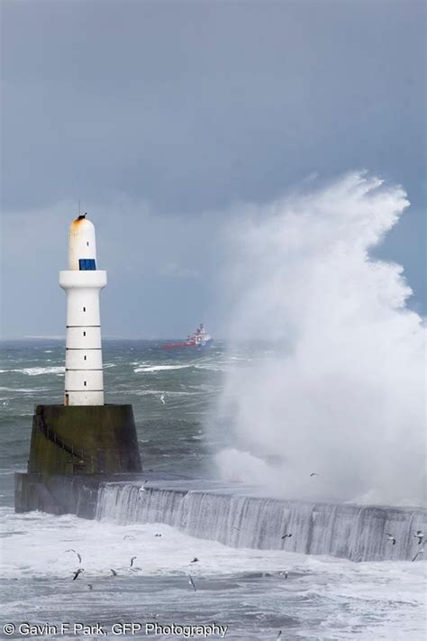 Aberdeen Harbour As The Storm Waves Crash Turm Leuchtturm Leuchten