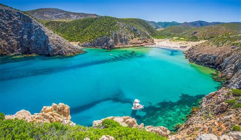 Het eiland sardinië ligt pal ten zuiden van het eiland corsica, ten westen van de laars van italië, en ten noorden van tunesië. Busreis Rondreis Sicilie, Sardinie, Corsica