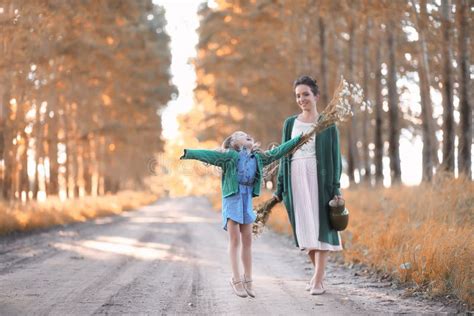 Madre Con La Hija Que Camina En Un Camino Foto De Archivo Imagen De