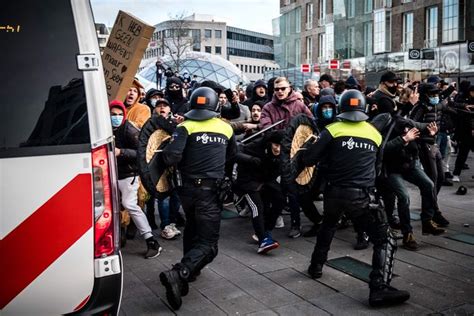 Kies dan 'verwijderverzoek' en vergeet niet te vermelden over welke post het precies gaat weg met de avondklok. Opnieuw protest in Nederland: politie zet traangas en ...