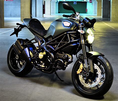 This bike is a new sports concept and superior riding pleasure to refine the original monster formula. Ducati 1100 MONSTER DIESEL 2012 - Fiche moto - MOTOPLANETE