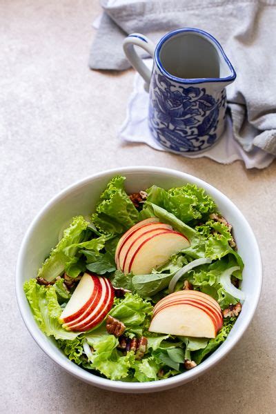 Salada de folhas verdes maçã nozes e molho de laranja Cozinha a