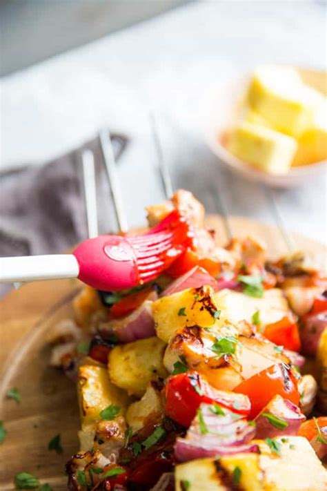 These grilled pineapple chicken kabobs are tender and juicy. Pineapple Chicken Kabobs - LemonsforLulu.com