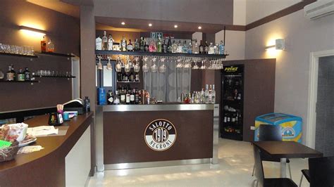 Italdecò realizza arredamenti su misura per bar, pasticcerie, gelaterie, ristoranti, hotel e locali a roma, in italia e nel mondo. Arredamento bar moderno Banconi bar - OMIF Siena