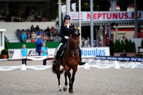 A gold medallist at the rio 2016 paralympic games, dutch para equestrian star sanne voets will look to repeat her celebration of five years ago in tokyo. CHIO Rotterdam | Sanne Voets wint met Vedet PB KNHS-BMC Centaur Cup