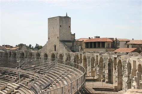 A large part of the camargue, the largest wetlands in france, is located on the territory of the commune. Romeins amfitheater in Arles, een hoogtepunt van het ...