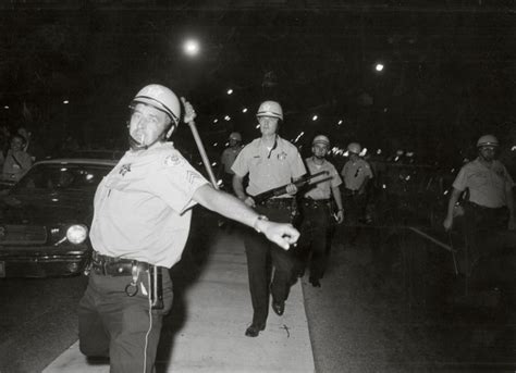 Chicago Police Charging Demonstrators During The 1968 Dnc 901 × 652 Rhistoryporn