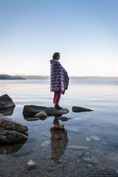 Lonely Girl Standing On The Lakes Coast In The Morning Null Girl