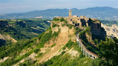 Road Between Mountain Civita Di Bagnoregio Italy Hd Travel Wallpapers