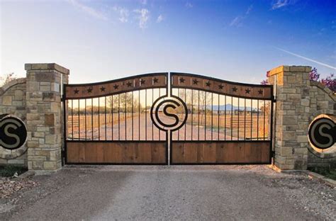 Gate Entrance To Schumis Usa Horse Ranch Wood Gates Driveway Farm