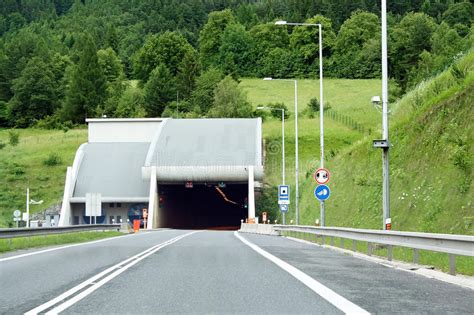 Un Découpage De Tunnel Domnibus Par Une Montagne Image Stock Image