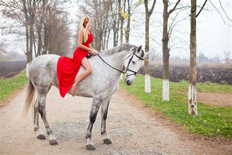 Schöne Mädchen In Einem Roten Kleid Auf Einem Weißen Pferd Reiten