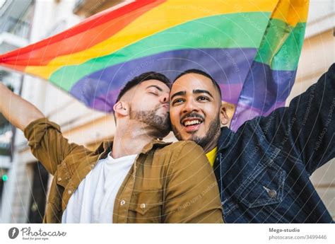 Glückliches Junges Paar Winkt Mit Regenbogenflagge Ein Lizenzfreies Stock Foto Von Photocase