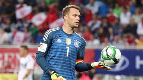 Manuel neuer is a german professional footballer who plays as a goalkeeper for and captains both bundesliga club bayern munich and the germany national team. Manuel Neuer bereit für WM in Russland nach positiv ...