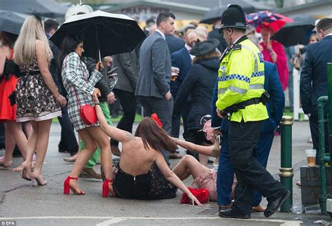 Aintree Racegoers Arrive For Ladies Day Daily Mail Online