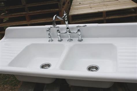 Old Fashioned Kitchen Sink With Drainboard