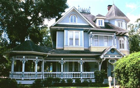 During this time, industrialization brought many innovations in architecture. www.houseplancentral.com: Victorian Homes