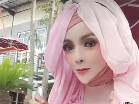 Kata Selebgram Hijab Yang Viral Karena Dagu Lancipnya Bikin Netizen Julid