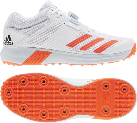 Zusammen ergänzen sich die vier perfekt: Adidas Vector Mid Cricket Schuhe (2020)