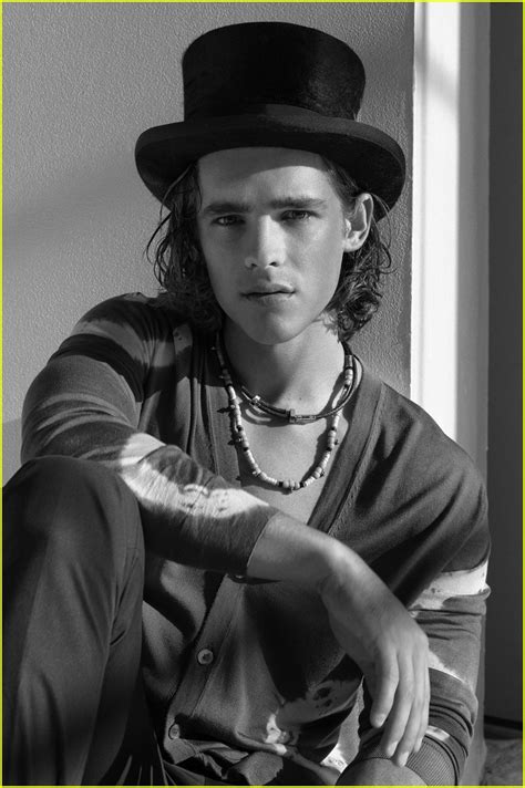 pirates brenton thwaites reveals what he and johnny depp talked about on set photo 3875291