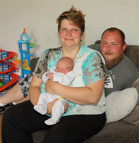 Woman Who Didnt Know She Was Pregnant Gives Birth 20 Minutes After Being Rushed To Hospital