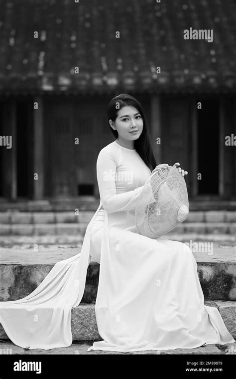 White Ao Dai Black And White Stock Photos And Images Alamy