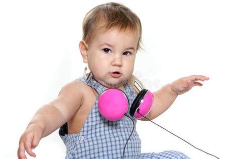 Bebé Que Escucha La Música Con Los Auriculares Imagen De Archivo