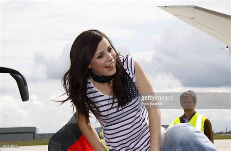 Lena Meyer Landrut Ankunft Flughafen Heimatstadt Hannover Nachrichtenfoto Getty Images
