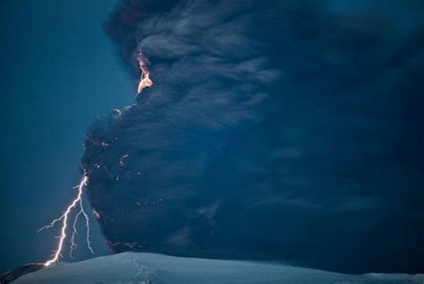 It is warning the public of falling rocks and boulders, and also landslides as the eruption began. アイスランドの火山雷：火山灰の雲 | ナショナルジオグラフィック日本版サイト