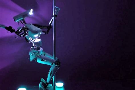 video conoce a cardi bot la robot sexual que baila con un increíble realismo