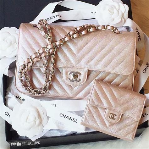 Irresistible rose gold Chanel. #handbag #chanel #chanelbag #rosegold #
