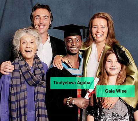 Biasanya mewakili undangan dan orang penting yang hadir. Emma Thompson Children - Emma Thompson Family In Detail ...