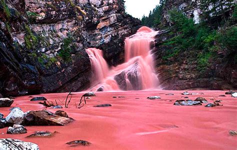 En Este Lugar De Canadá Está Ubicada La Hermosa Cascada Rosada