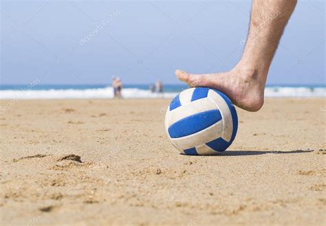 Pie Pisando Una Pelota En La Playa — Fotos De Stock © Ramonespelt1