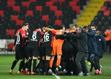 Haftasında fenerbahçe, gaziantep fk ile deplasmanda karşı karşıya geldi. Gaziantep FK 3-1 Fenerbahçe