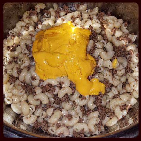 This mac & cheese (it seems way too sophisticated to call that) is incredible, i will be making i'm not too much of a red meat person, but i could totally go for a mac and cheese dotted with brown butter steak. Instant Pot Beef Mac and Cheese | Food Under Pressure - Food Under Pressure