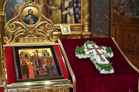 Dimensiunile lucrarii sunt 34 / 38 cm. Erminia icoanei Înălțării Sfintei Cruci - Basilica.ro
