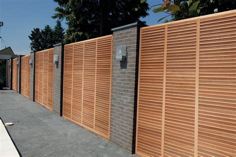 Investir dans des panneaux brise vue en bois pour protéger votre