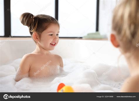 可爱的小女孩在家里泡泡浴 — 图库照片©newafrica＃322415686