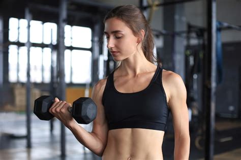 Premium Photo Muscular Fit Woman Exercising Building Muscles At Gym
