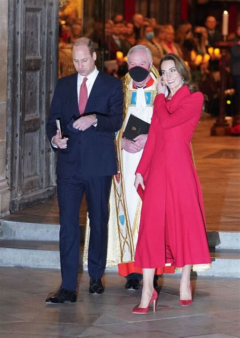 Kate Middleton époustouflante Tout En Rouge Avec Un Wavy Closer
