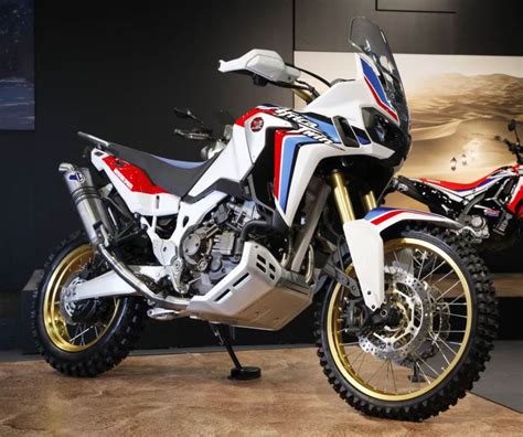 Honda's africa twin platform grows today with the announcement of the 2018 crf1000l2 africa twin adventure sports, which was introduced alongside an updated standard 2018 crf1000l africa twin at the eicma motorcycle show in milan. New 2018 Honda Africa Twin 1000 Changes Sneak Peek ...