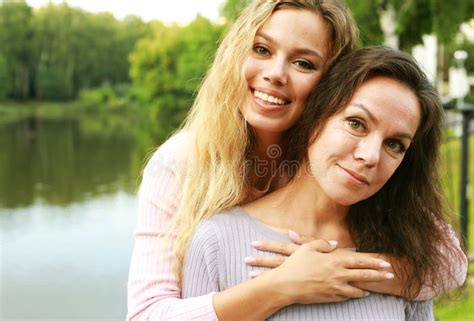 Mamá Y Su Hija Adulta Están Abrazándose En El Parque Cerca Del Lago