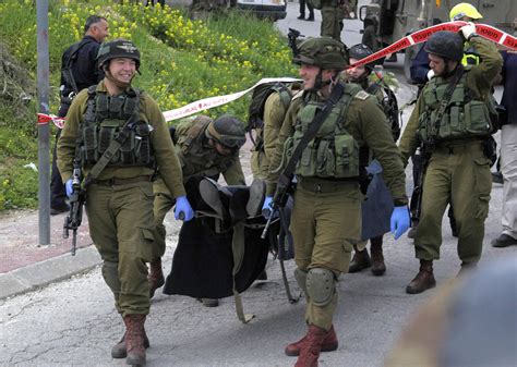 israelisk soldat sköt ihjäl skadad palestinier