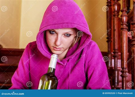 Betrunkene Junge Frau Mit Flasche Alkohol Stockfoto Bild Von Konzept Glas 85992520