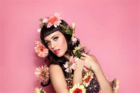 Katy Perry Hizo Recordar Antiguos Momentos Con Su Cabello Negro Y Este Vestido Música Pop