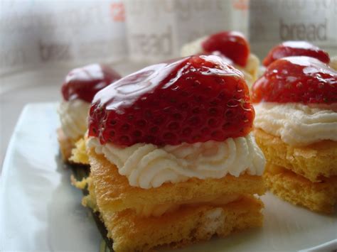 Pastelitos in the other hand are smaller, almost bite size (depending on how hungry you are) and are mostly made as appetizers for parties. las cazuelas de la huerta: Pastelitos de fresas